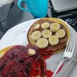 Pancakes de Frutos Rojos y Nutella con banano