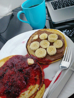 Una foto de Pancakes de Frutos Rojos y Nutella con banano