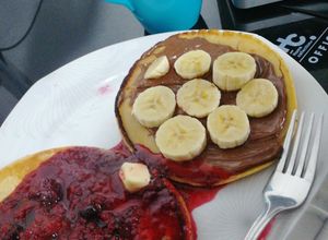 Una foto de Pancakes de Frutos Rojos y Nutella con banano