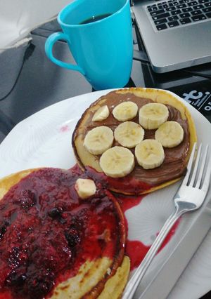 Una foto de Pancakes de Frutos Rojos y Nutella con banano