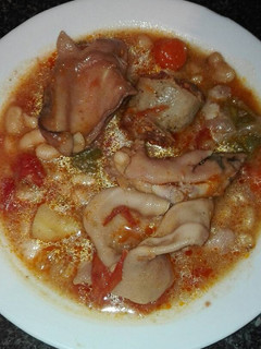 Una foto de Judías blancas con orejas patitas de cochinillo en la olla GM g