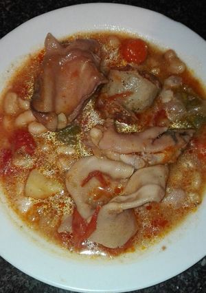 Foto principal de Judías blancas con orejas patitas de cochinillo en la olla GM g