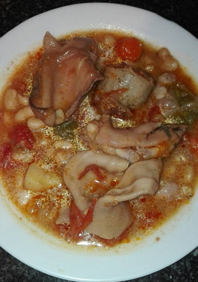 Una foto de Judías blancas con orejas patitas de cochinillo en la olla GM g