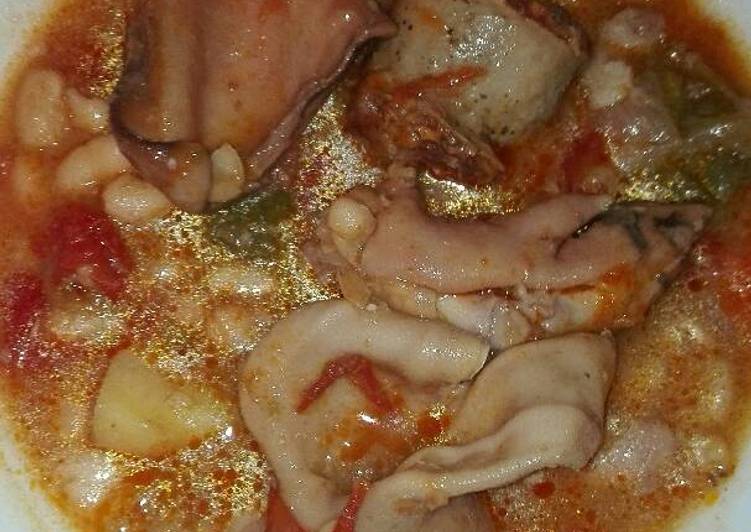 Judías blancas con orejas patitas de cochinillo en la olla GM g