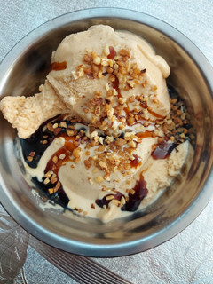 Una foto de Helado de yogurt y cacahuete