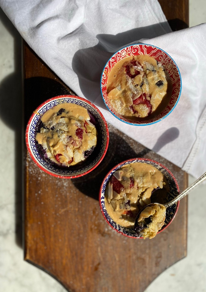 Una foto de Avena licuada horneada con fresas (blended baked oats)