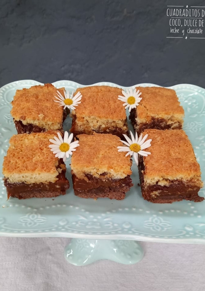 Una foto de Cuadraditos de coco, dulce de leche y chocolate