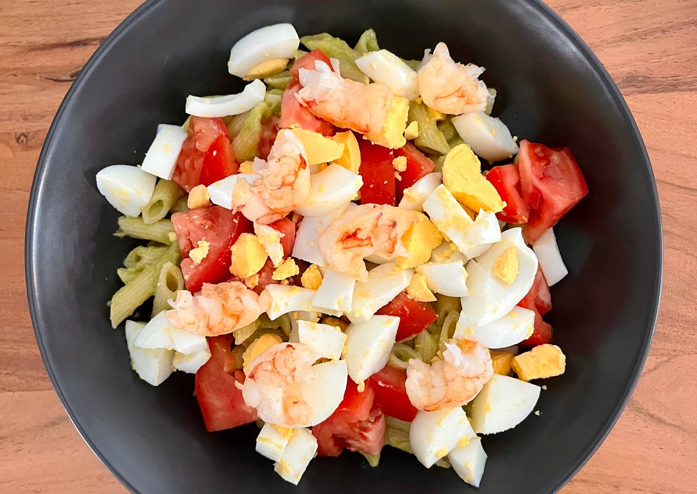 🥑 Pasta con salsa de aguacate, huevo duro y gambones 🦐
