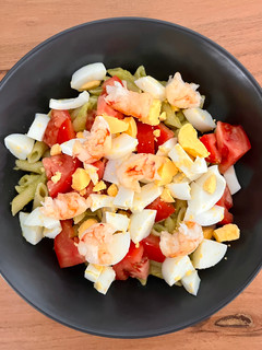 Una foto de 🥑 Pasta con salsa de aguacate, huevo duro y gambones 🦐