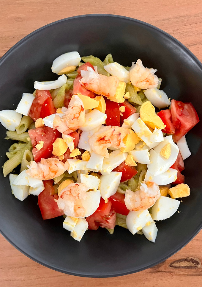 Una foto de 🥑 Pasta con salsa de aguacate, huevo duro y gambones 🦐