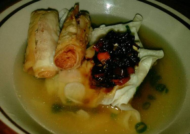 Somay kuah dan pangsit isian sosis dengan sambal spesial
