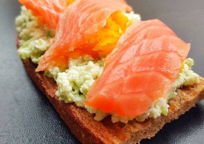 Вкусные бутерброды с ломтиками авокадо и кусочками красной рыбы – рецепт с фотографиями