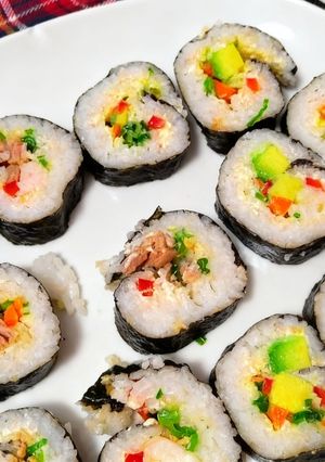 Una foto de Sushi de Atún y Aguacate