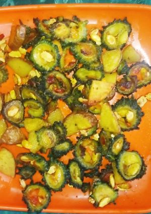 উচ্ছে আলু ভাজা (uchhe aloo bhaja recipe in Bengali) রেসিপির প্রধান ছবি