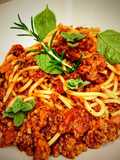 سباغيتي صوص باللحم المفروم والأوريغانو🍜🍅🥩🌱