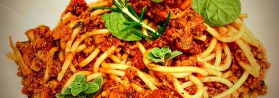 سباغيتي صوص باللحم المفروم والأوريغانو🍜🍅🥩🌱