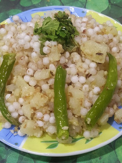 સાબુદાણા ની ખીચડી (Sabudana Khichdi Recipe In Gujarati) રેસીપી મુખ્ય ફોટો