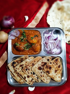 दम आलू (dum aloo recipe in Hindi) रेसिपी मुख्य फोटो