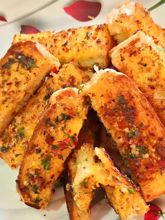 चिज गार्लिक ब्रेड.... (cheese garlic bread recipe in marathi) रेसिपी चे मुख्य फोटो