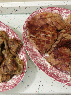 Una foto de Secreto ibérico con alcachofas fritas