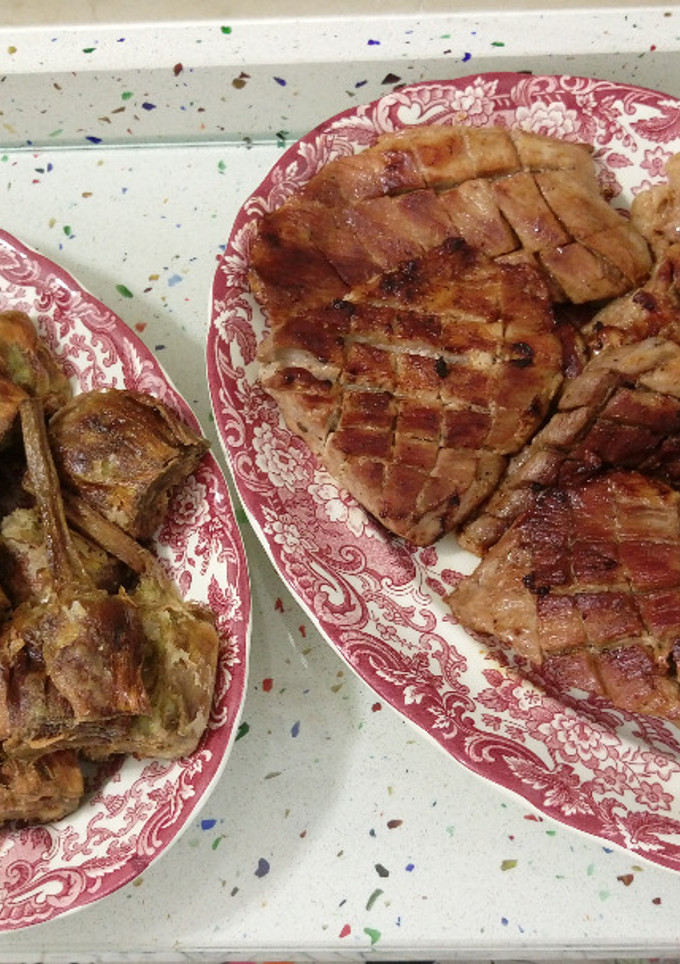 Una foto de Secreto ibérico con alcachofas fritas