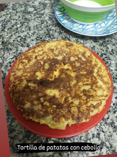 Una foto de Tortilla de patatas y cebolla