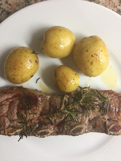 Una foto de Churrasco con papas baby