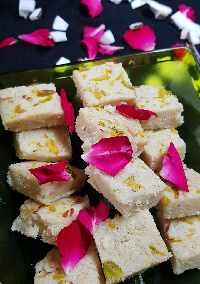 લીલા નાળિયેર નો કોપરા પાક(lila narial no koparapaak recipe in gujarati) રેસીપી મુખ્ય ફોટો