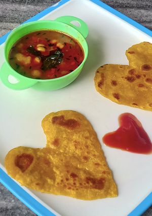 हार्ट इमोजी पराठा (Heart emoji paratha recipe in Hindi) रेसिपी मुख्य फोटो
