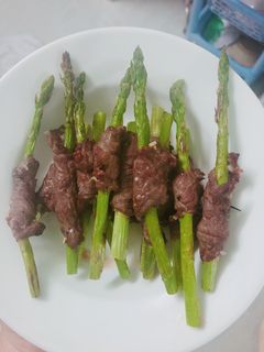 Hình của món Bò cuộn măng tây nướng.