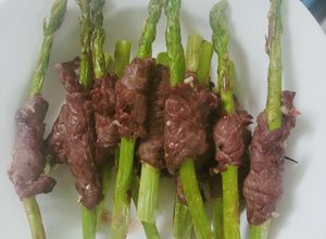 Hình của món Bò cuộn măng tây nướng.