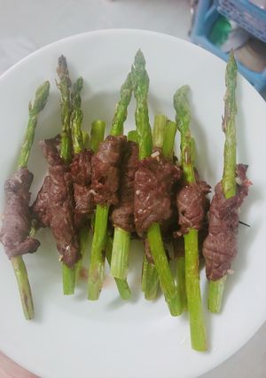 Hình của món Bò cuộn măng tây nướng.