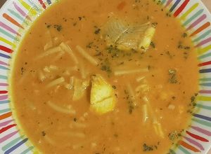 Una foto de Sopa de pescado y fideos