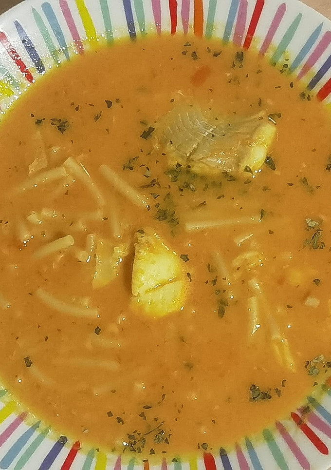 Una foto de Sopa de pescado y fideos