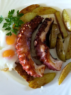 Una foto de Pulpo a la plancha con patatas