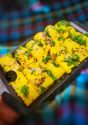 A picture of Khandvi.