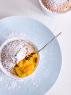 Una foto de Bizcochos de almendra con compota de naranja