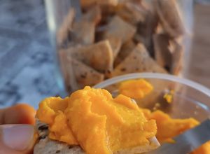 Una foto de Dip/ hummus de Zanahoria y huevo duro