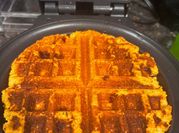 Una foto de waffles dulces sin leche
