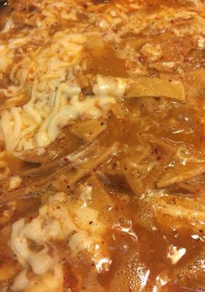 Una foto de Chilaquiles Rojos con quesos