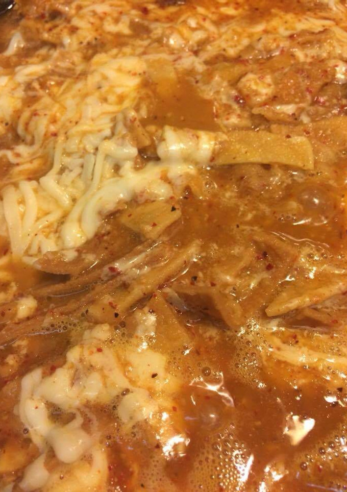 Una foto de Chilaquiles Rojos con quesos