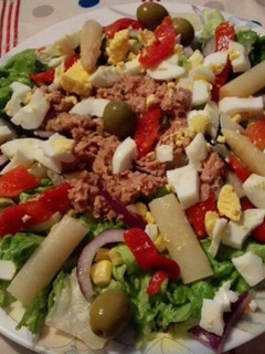 Una foto de Ensalada mixta con espárragos y pimiento
