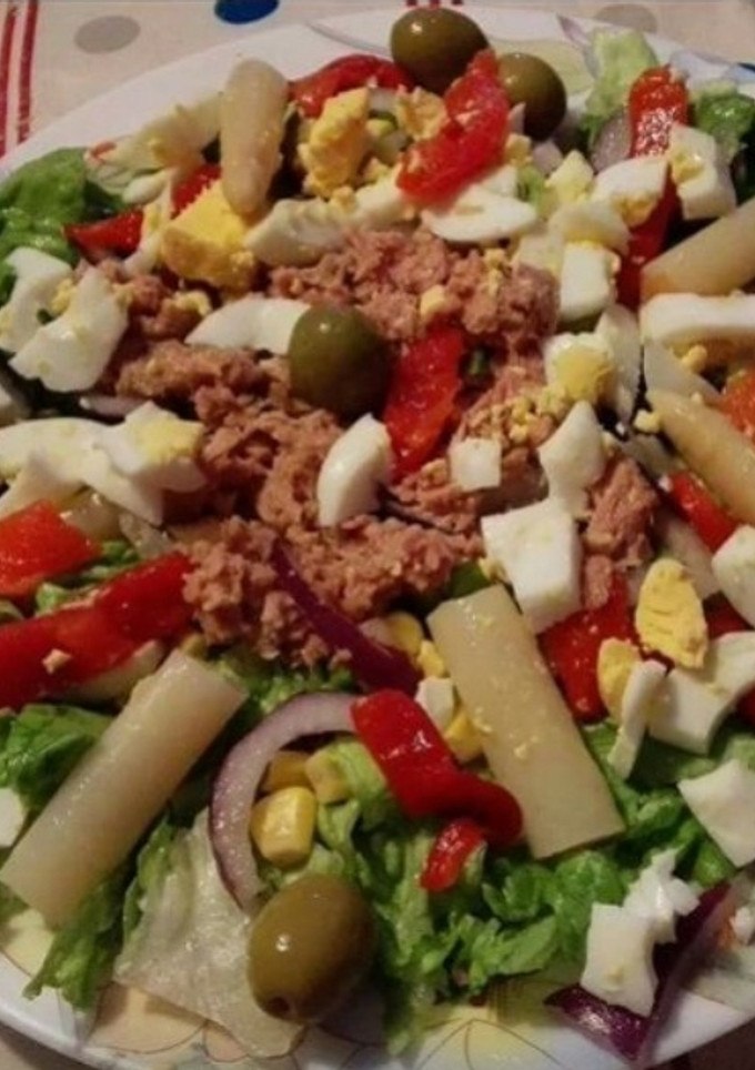 Una foto de Ensalada mixta con espárragos y pimiento
