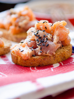 Una foto de Tartar de salmón y atún con jengibre y lima