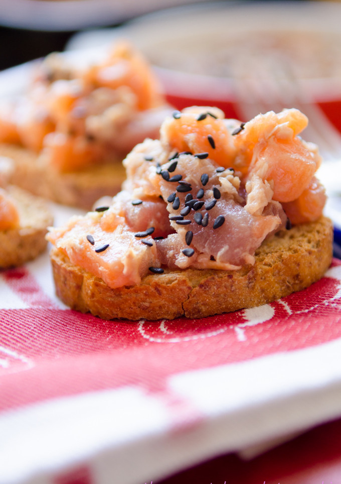 Una foto de Tartar de salmón y atún con jengibre y lima