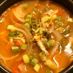 A picture of Tomatoe mung bean sprouts soup 番茄豆芽汤.