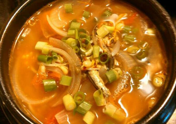 Tomatoe mung bean sprouts soup 番茄豆芽汤