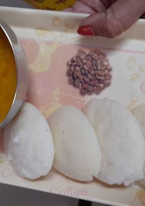 सुज़ी की मजेदार नरम इडली(Suji ki majedar Idli recipe in Hindi) रेसिपी मुख्य फोटो