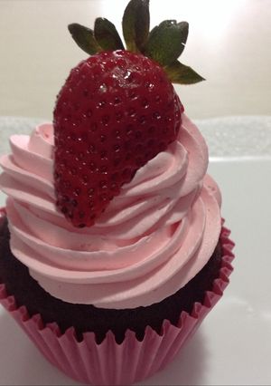 Una foto de Cupcakes de Chocolate y Frutillas