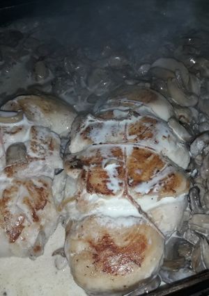 Una foto de Pechugas de pollo rellenas con salsa de champiñong